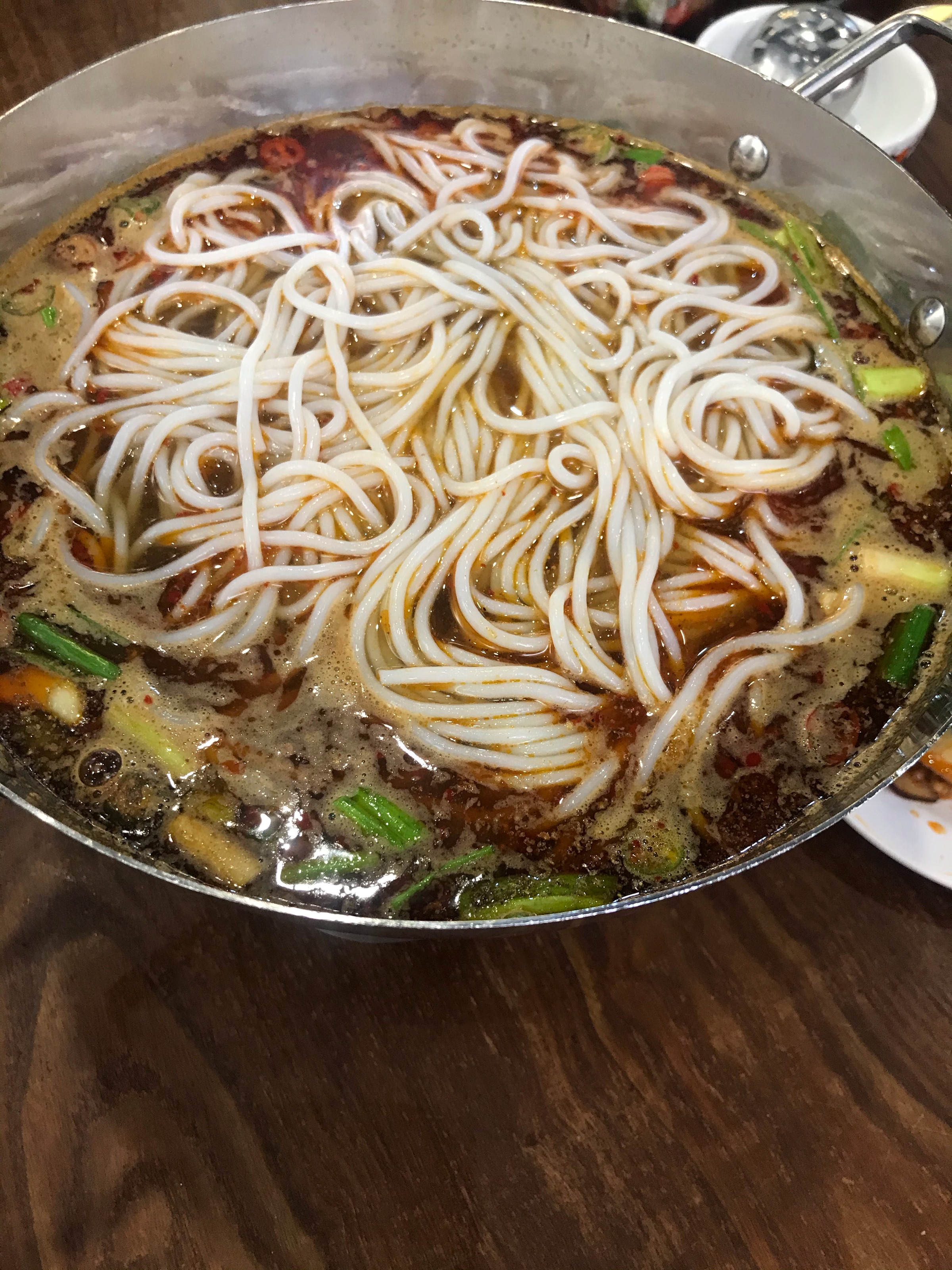 我们点的特色炖粉有点偏贵量也不够多但味道还是不错的而且可以加粉