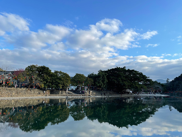 "坐客车到云水谣风景区，客车也到接待中心下车，在这里买去田坑土楼景区的门票和车票。看看能不能配上时间_福建土楼(南靖)景区"的评论图片