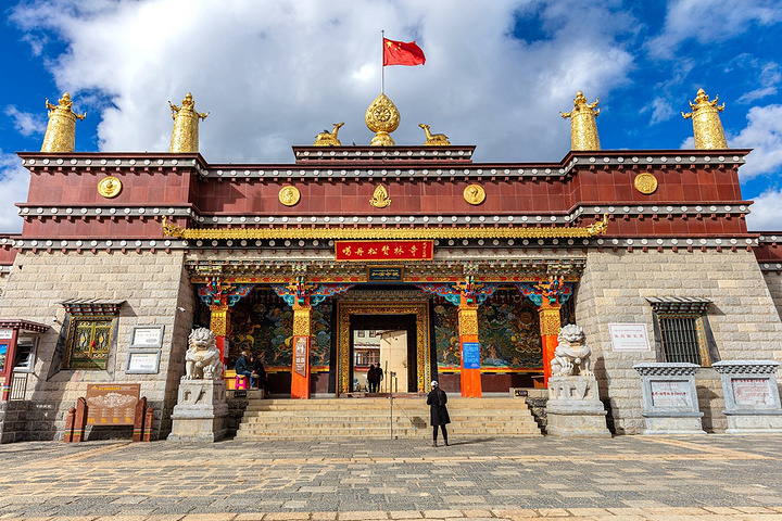 最下面就是松赞林寺的大门了,回到林卡,晚餐前在林卡里面转转,原来