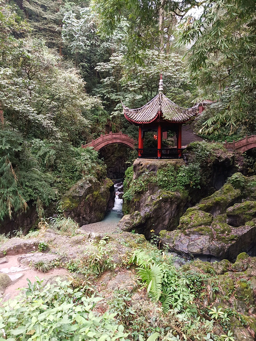 峨眉山五显岗停车场图片