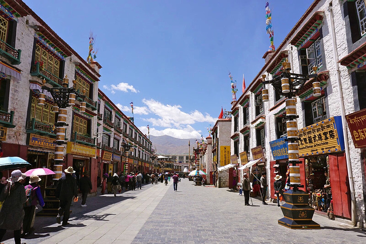 "集西藏土特产销售、旅游观光、最具代表性的民风民俗、西藏特色古建筑等为一体，是拉萨旅游必去之处_八廓街"的评论图片