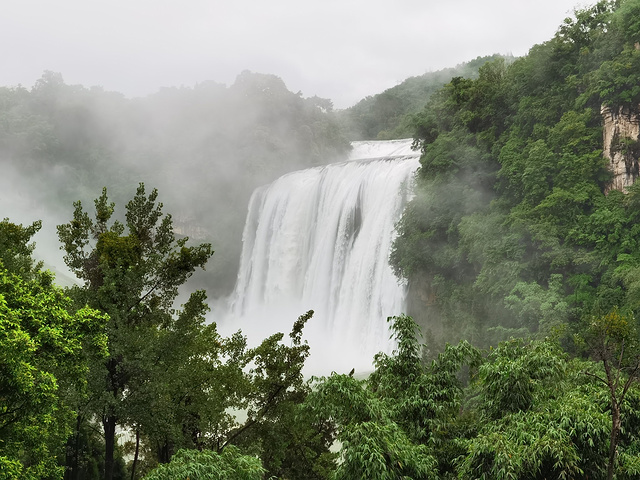 超級壯觀的大瀑布是六小齡童版西遊記主題曲的取景地因為雨期74的