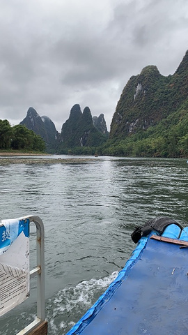 "“我们乘着木船荡漾在漓江上，来观赏桂林的山水。漓江的水真静啊，静得让你感觉不到它在流动_兴安"的评论图片