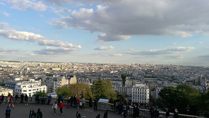 俯瞰巴黎北边景色大圆顶两侧的雕像分别为法国国王圣路易和圣女贞德