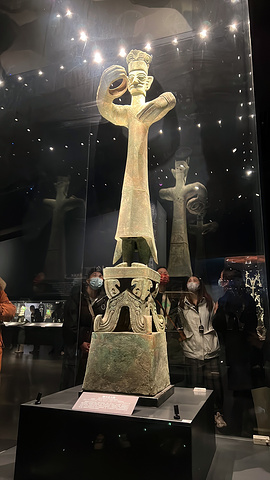 三星堆有几个挺震撼的大力神像和神树,真的很高,但是我觉得和金沙没有