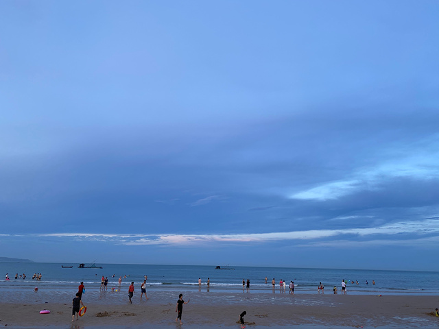 "所以建议大家早上来金銮湾看日出或者傍晚时间来看日落.如果早上能看到日出配上这天空之镜简直完美啦_金銮湾沙滩"的评论图片