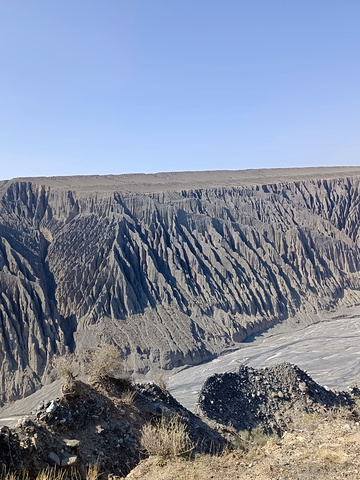 "的颜色，五彩斑斓。独山子大峡谷最引人注目的是两岸断崖上风化的“泥塑”，这些造型神态各异_独山子大峡谷"的评论图片