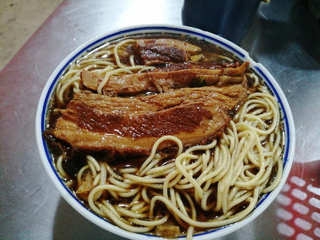 "...在南京城的地位，也有可能是东北人吃不管这个味道，面有点生硬，不能说好吃也不能说不好吃，挺无感的_张记面馆"的评论图片