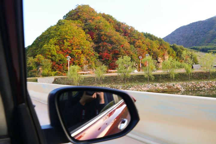 "山峦开始变得颜色缤纷，美不胜收起来，这篇绚烂的秋意仿佛在提醒这我们，离本桓公路赏枫叶的精华路段很近了_中华枫叶之路"的评论图片