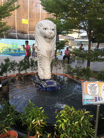 "鱼尾狮雕像，这个是个小的，前面有个大的雕像，还是被围起来重修了，很不巧。鱼尾狮旁边的酒店_鱼尾狮公园"的评论图片