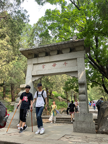 "斗母宫是泰山景区中最为幽静的所在。坐这考虑了20分钟，决定还是网上爬吧。凉风习习，让人不忍挪步_斗母宫"的评论图片