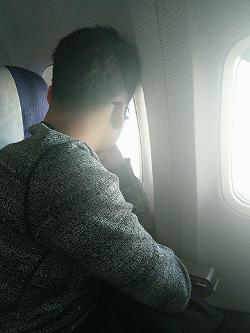 吃完逛完打车回酒店2300昆明站夜景酒店拍摄等飞机时和弟弟在机场自拍