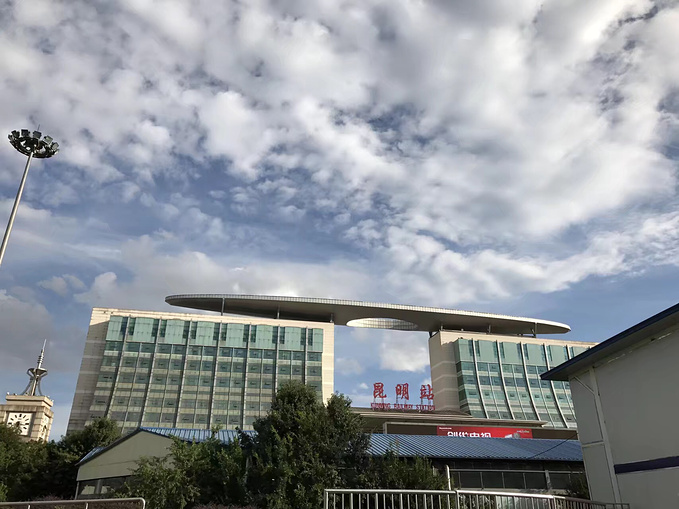 从泰宁坐上午的动车到南昌,再坐机场快线到昌北机场咯～具体多少时间