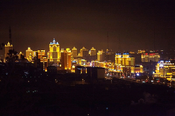 "婚礼宫夜景-正面。再来一波夜景，有句话说的好：上有天堂 下有苏杭，不如满洲里金碧辉煌！山丘上拍夜景_满洲里婚礼宫"的评论图片