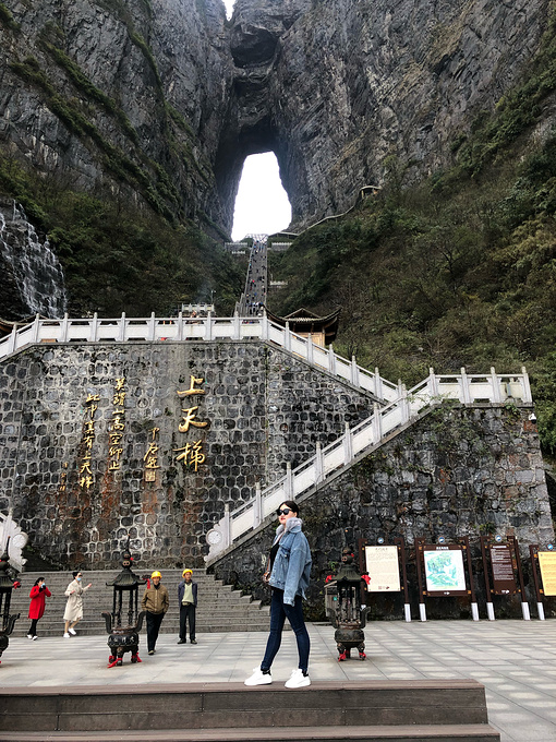 天門山玻璃棧道圖片