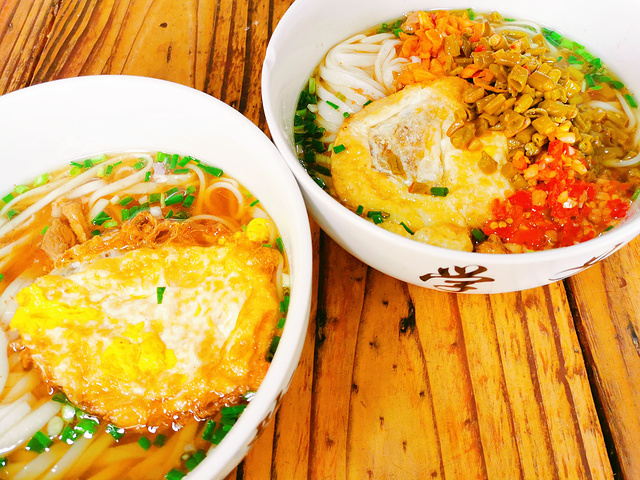 普通通的汤粉嘛,吃到后面肉汤味越来越浓郁,作为早餐确实清新好吃醒胃