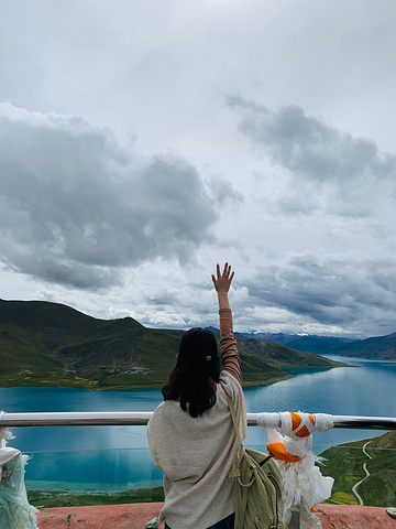 "此外，在拉萨有很多旅行社组织1日游前往羊湖。门票：免费·与玛旁雍措、纳木措并称西藏三大神湖。交通_羊卓雍措"的评论图片