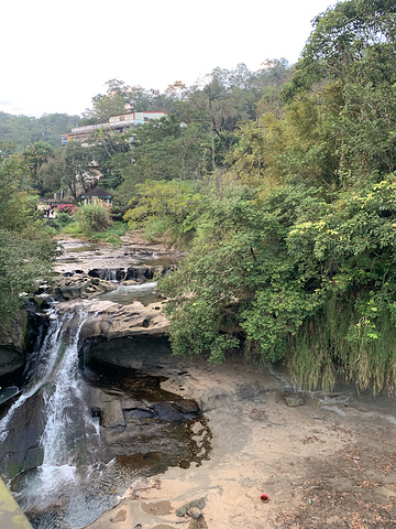 "十分瀑布作为台湾最大的帘幕式瀑布，是欣赏十分自然风光的好去处。除了爬楼梯以外，一路景色还是蛮美的_十分瀑布"的评论图片
