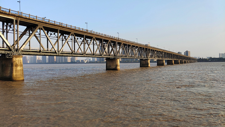 "钱塘江大桥 属于我们的偶遇路线 但是也是让我们最叹为观止的一处风景。在夕阳下 显得尤为壮观_钱塘江大桥"的评论图片
