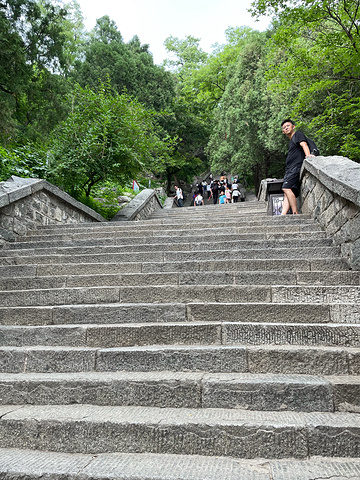 "中天门是泰山登山东、西两路的交汇点。加油，上去这段陡坡就是中天门了。此处为登顶半程，上下必经之地_中天门"的评论图片