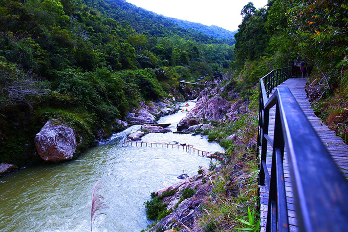 五指山大峡谷漂流图片