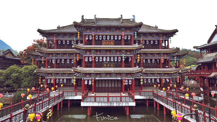 街道上不论是万花楼前五彩的花伞还是布庄门票鲜艳的薄纱都处处散发出