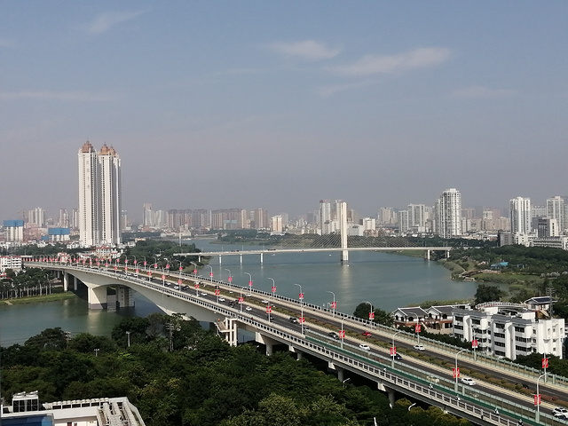 "...中招国际招标有限公司看风景，葫芦鼎大桥和白沙大桥一片太漂亮了，第一次在这个角度看，南宁太繁华了_葫芦鼎大桥"的评论图片