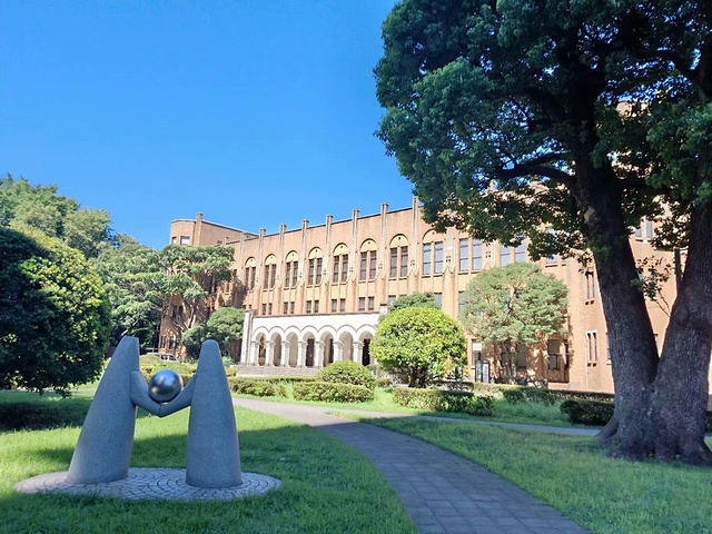 "东京大学赤门很低调。配合着两边的银杏树，真是映入眼帘的美。进门后发现建筑都是棕灰色的，很英伦_东京大学"的评论图片