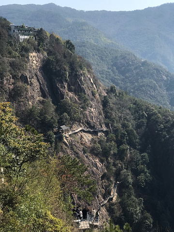 "我们是从山顶一路往下走的，陆陆续续走了四小时才到山脚下，想着那些从下往山爬的人，那得费多少力气呢_天台山大瀑布"的评论图片