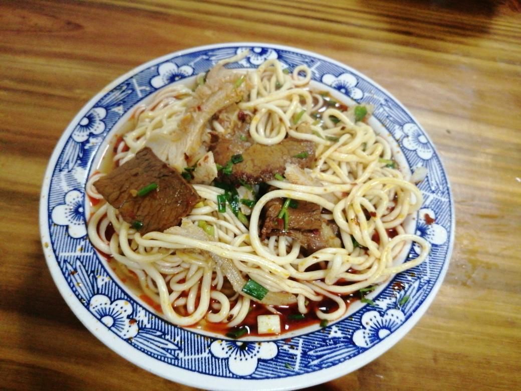 之前是选择五牌里巷还是去吃六安有名的猪头肉面还真纠结了一番最后