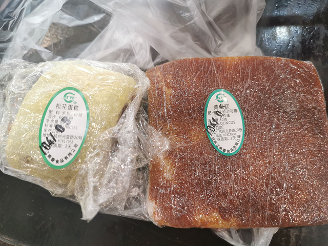 "这家店发明了杭州当地特色面：片儿川。右边的这个“黄条糕”是红糖米糕，不太甜，适合北方胃_奎元馆(解放路店)"的评论图片