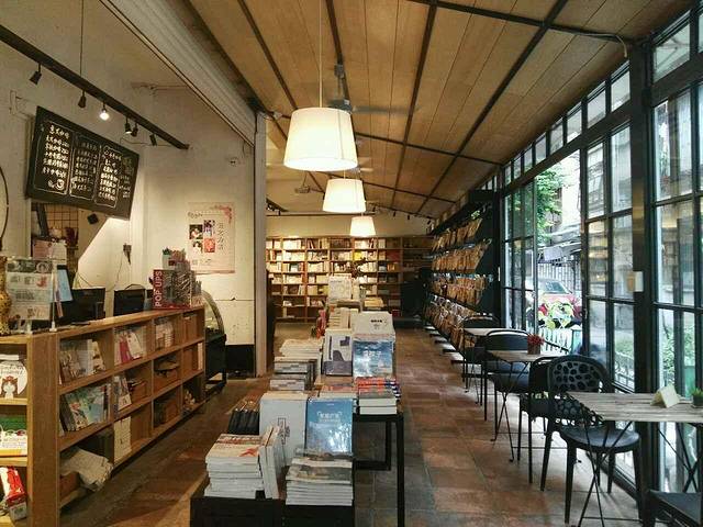 先行图书(垂虹路店)