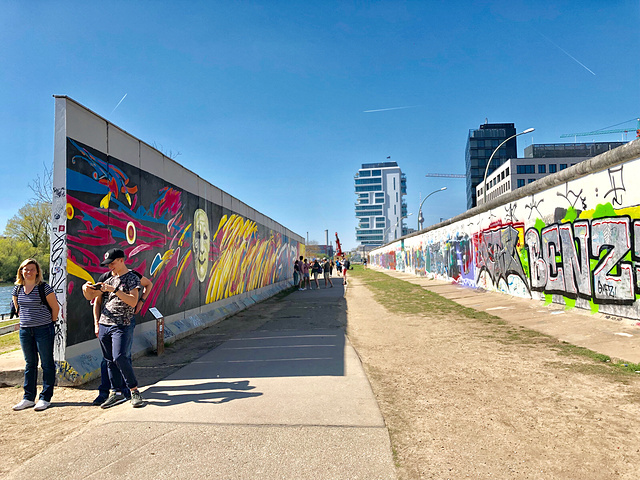 "在 柏林 墙遗址纪念公园里，几乎每迈一步，都能踩上一个人的生_柏林墙东部画廊"的评论图片