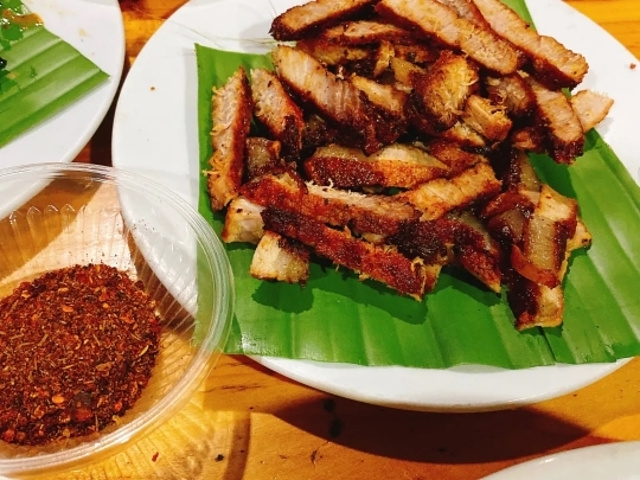 烧烤,每家烧烤都叫勐海烧烤,吃了好几家,都非常好吃,而且价格很便宜