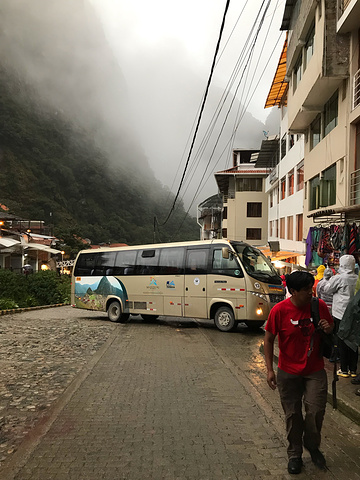 "随后盘山路蜿蜒而上，来到遗址。加上下雨天，雨大的时候，路面上的雨水流成了河。烟雾缭绕着周围的山峰_马丘比丘"的评论图片