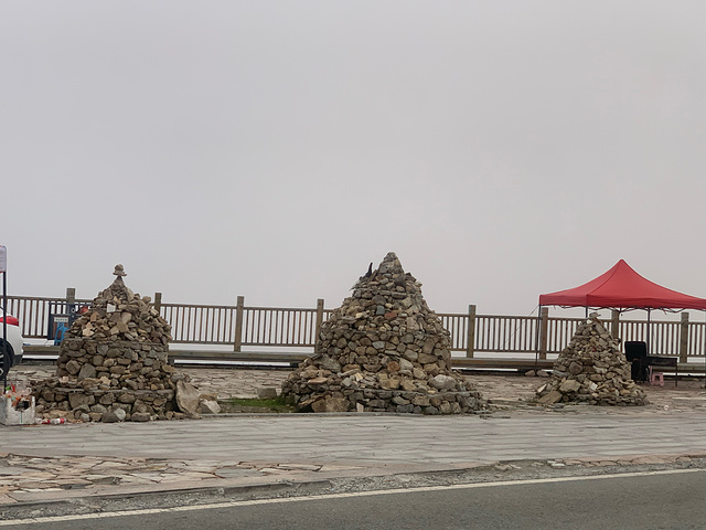 "从海螺沟出发到康定，会经过有“世界红石公园”之称的红石滩，整侧大山的石头表面都是红色，独特且神秘_康定情歌广场"的评论图片