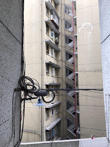 "重庆长江索道旁边这栋居民楼，25层高没有电梯！_重庆"的评论图片
