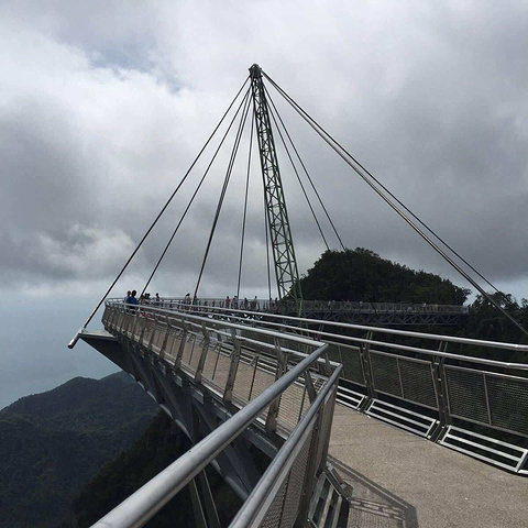 "许多想要挑战的游客会纷纷从世界各地慕名而来，成为当地必游览景点之一_兰卡威天空之桥"的评论图片
