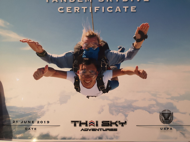 "跳完一直兴奋，还想再玩一次。分摄像师跟拍和手拍，我觉得手拍没什么必要，拍出来不一定好看的_Thai Sky跳伞基地"的评论图片
