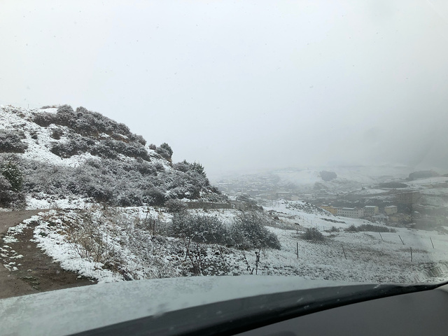 "五月天非常幸运遇到大雪纷飞，忘我欢乐，童心未泯。用完早餐，我们参观了郎木寺。路途中_郎木寺镇"的评论图片