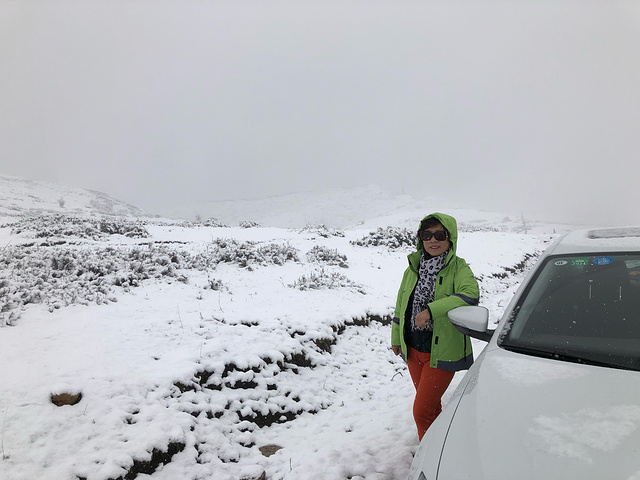 "五月天非常幸运遇到大雪纷飞，忘我欢乐，童心未泯。用完早餐，我们参观了郎木寺。路途中_郎木寺镇"的评论图片