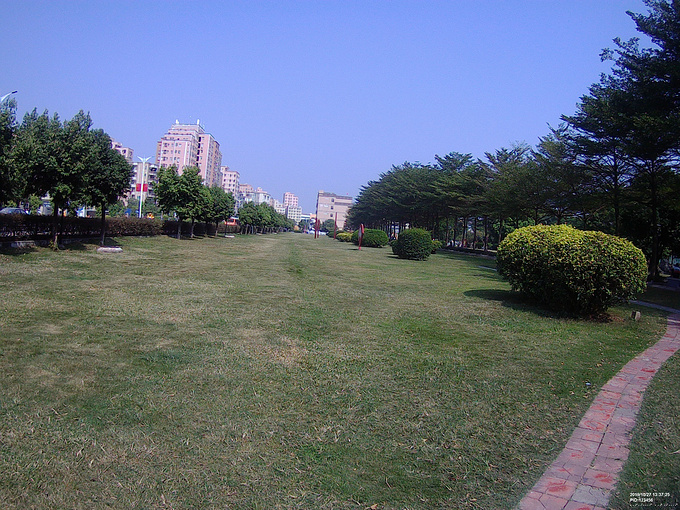 深圳玉律公园玉律广场,有足球场,小树林,休闲娱乐