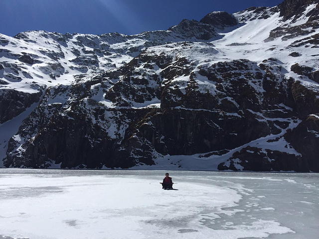 "天气寒冷神湖都冻上了，不然湖会很漂亮，但周边的景色真是美极了， 四周都是雪山，神湖在中间，非常壮观_神湖"的评论图片
