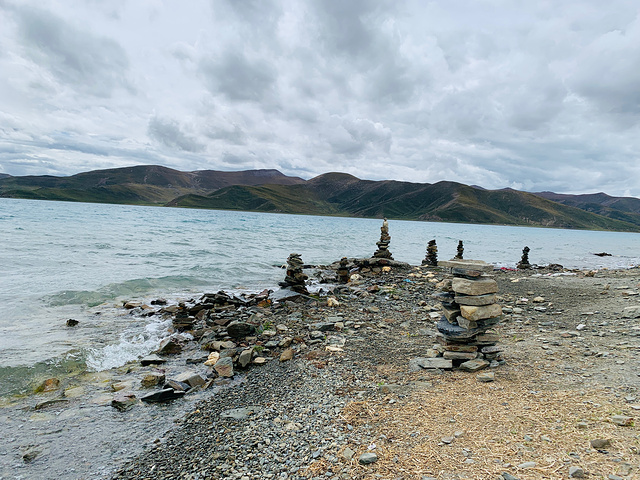 "此外，在拉萨有很多旅行社组织1日游前往羊湖。门票：免费·与玛旁雍措、纳木措并称西藏三大神湖。交通_羊卓雍措"的评论图片