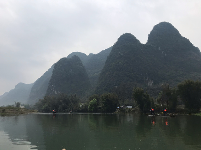 "乘船的师傅说这个山发挥想象就是一只“卧伏”的蛤蟆。很羡慕住在沿岸的居民，开门就是青山碧水_遇龙河景区"的评论图片