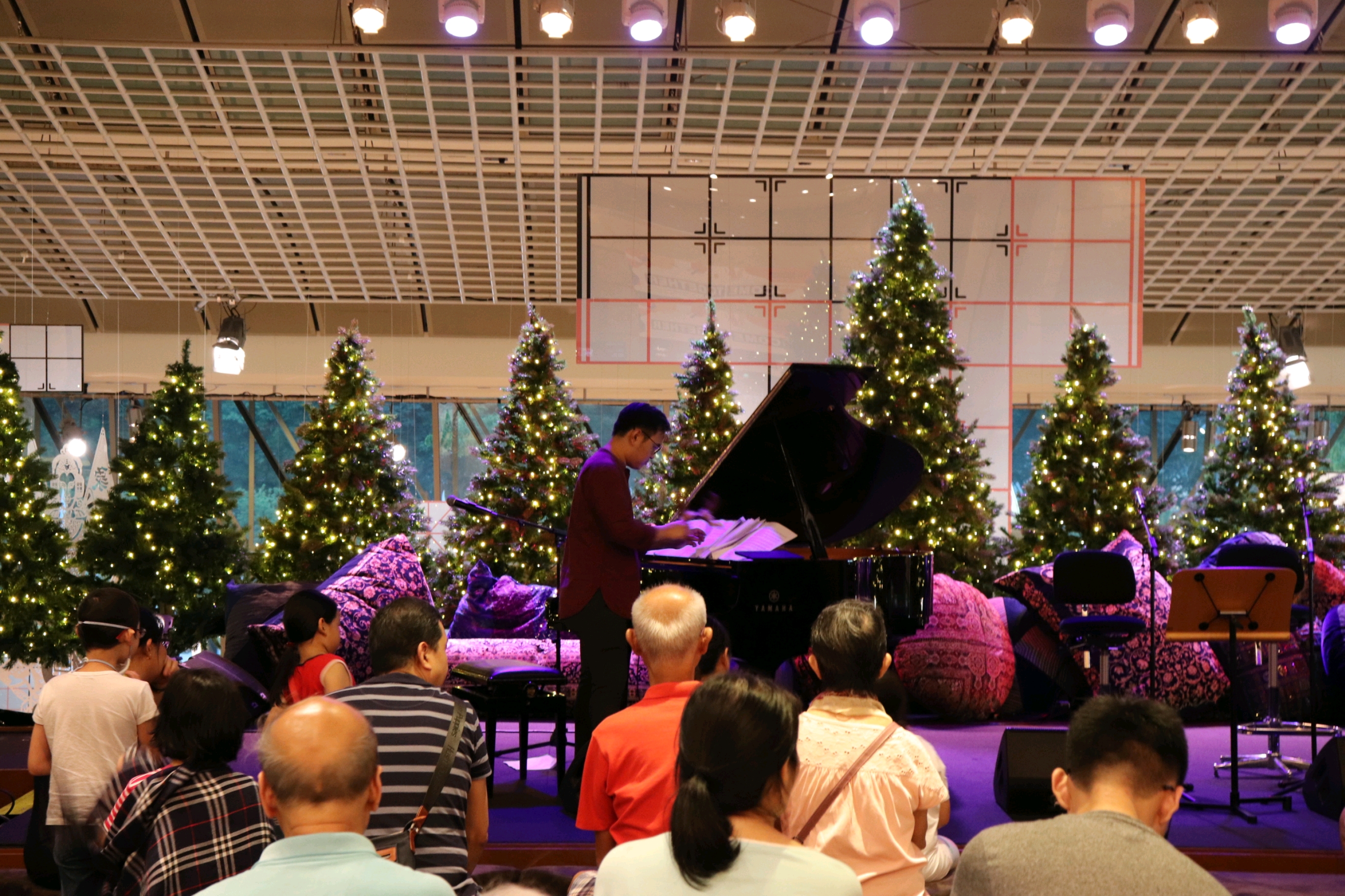 地铁下室内免费的小型演奏会,好多市民和游客已经排排坐,坐等欣赏钢琴