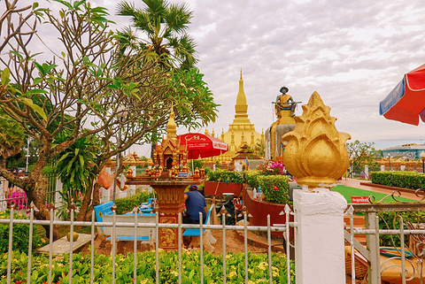 塔銮寺 (Pha That Luang)旅游景点攻略图