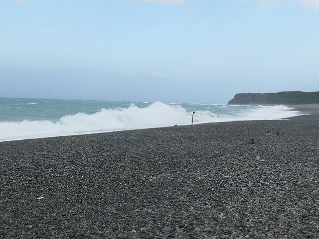 "游客来此都会驻足观看海浪🌊冲击海滩的自然景观。由于海滩面向太平洋，所以风浪滔天，无比壮阔_七星潭风景区"的评论图片