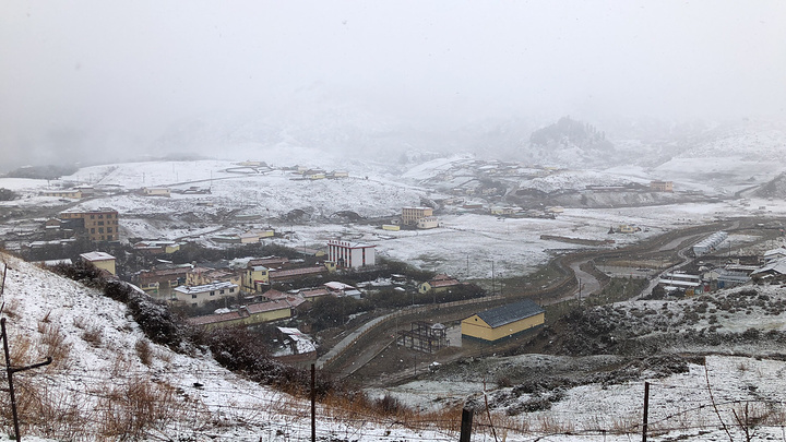 "五月天非常幸运遇到大雪纷飞，忘我欢乐，童心未泯。用完早餐，我们参观了郎木寺。路途中_郎木寺镇"的评论图片