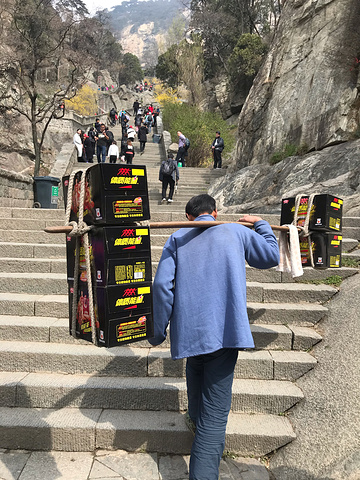 概一百斤左右想起以前课本里的一篇文章写的就是挑山